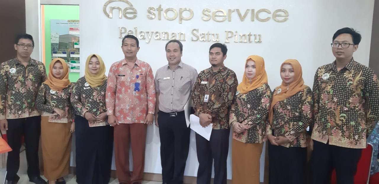 Petugas Pelayanan beserta KADIS DPMPTSP dan Perwakilan Ombudsman RI JATIM